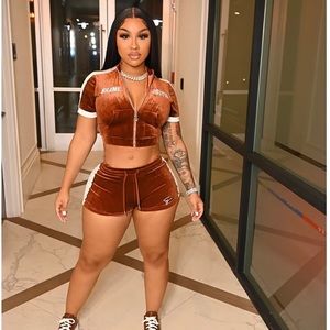 Hi babes , Shop this SHANE JUSTIN VELVET 2K 🤎IN A MEDIUM